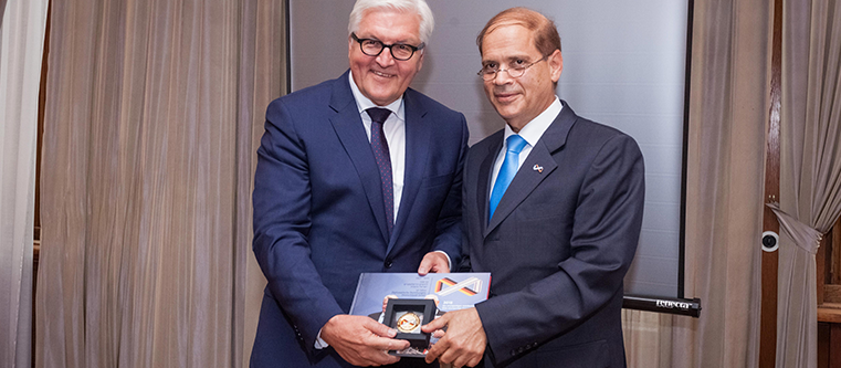 Frank Walter Steinmeier et S.E. Yakov Hadas-Handelsman avec la médaille encadrée.