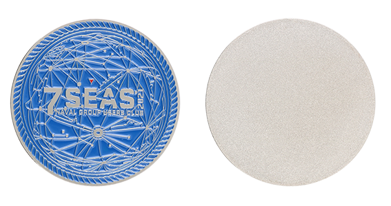 Challenge coins personnalisés de la marine estampés en zinc argenté, finition poli-sablé avec colorisation en émail souple 