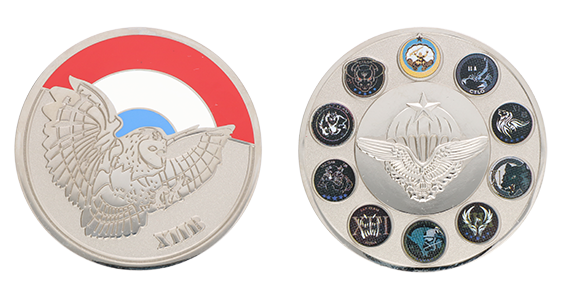 Challenge coin personnalisé estampé en zinc argenté, finition poli-miroir avec colorisation en émail dur et élément imprimés