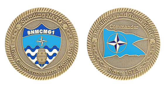 Pièces de l'OTAN estampées en bronze, finition antique avec insigne et drapeau colorés avec de l'émail dur